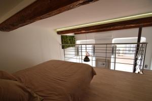 Un dormitorio con una cama y un balcón. en Perla Duplex - No Better Location In Nice, en Niza