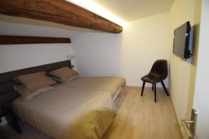 Un dormitorio con una cama y una silla y un televisor. en Perla Duplex - No Better Location In Nice, en Niza