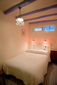 a bedroom with a white bed and a window at El 3 del Holandés in Balaguer