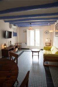 een woonkamer met een bank en een tafel bij El 3 del Holandés in Balaguer
