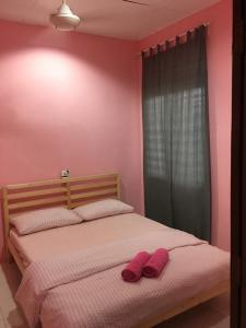 Een bed of bedden in een kamer bij TheAtbas Homestay 18 in Seri Iskandar Perak 3 Bedroom