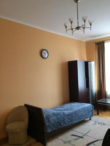 グディニャにあるApartament Centrum Gdyniaのベッドルーム1室(ベッド1台、壁掛け時計付)