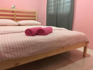 Cama o camas de una habitación en TheAtbas Homestay 18 in Seri Iskandar Perak 3 Bedroom