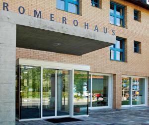 um edifício com uma placa na frente dele em Seminarhotel Romerohaus em Lucerna