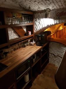 een keuken met een aanrecht met een magnetron bij Casa Corona in Braşov