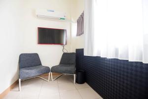 a waiting room with two chairs and a tv at Happiness B&B in Magong