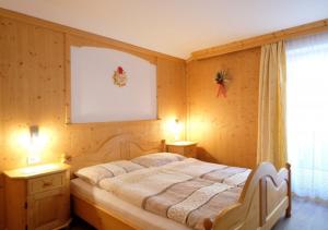 カステルロットにあるHaus Schiederのベッドルーム1室(ベッド1台、テーブル2台、窓付)