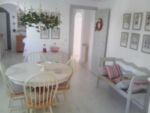 a dining room with a white table and chairs at villa alejada de aglomeraciones in Zaragoza