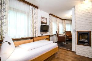Televízia a/alebo spoločenská miestnosť v ubytovaní Hotel Garni Subretta