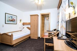 Televízia a/alebo spoločenská miestnosť v ubytovaní Hotel Garni Subretta