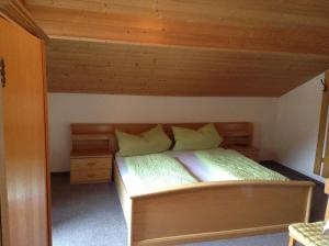 1 dormitorio con 1 cama en una habitación de madera en Haus Gletscherblick, en Längenfeld