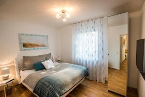 Letto o letti in una camera di Lake View Apartments