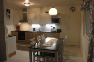 Dapur atau dapur kecil di Majoituspalvelu Nurmi Apartment Oksapolku 2 B Deluxe Huoneisto 103m2
