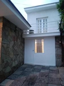 Casa blanca con ventana y puerta en Constancio Vigil en Mendoza