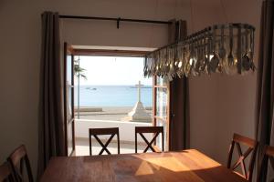 mesa de comedor con vistas al océano en Hotel Casa Evora - luxury and beach front, en Vila do Maio