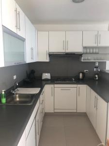Una cocina o zona de cocina en Paracas departamento Condominio Nautico