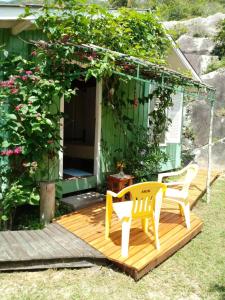 Un jardín fuera de Casa na Praia do Matadeiro