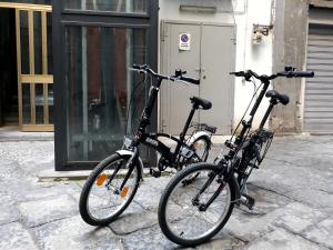 ナポリにあるDomus San Biagio 14の二台の自転車が隣同士の路上に駐車