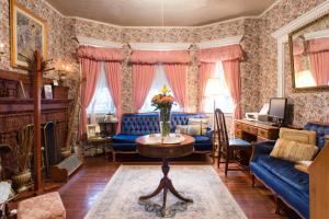 A seating area at The Coolidge Corner Guest House: A Brookline Bed and Breakfast