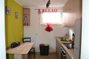 una piccola cucina con tavolo e finestra di Haus Steeg a Braunlage