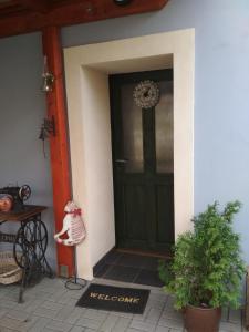 una puerta delantera de una casa con una maceta en Domácí ubytování Kutná Hora Kaňk, en Kutná Hora