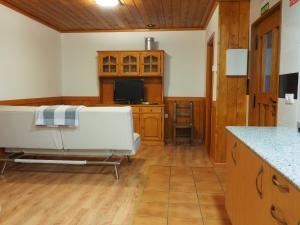 a living room with a couch and a tv at Planet Ancares in Candín