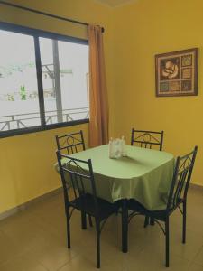 a dining room with a table and chairs and a window at Pacandé Apartamentos in Boquete