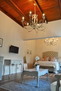 1 dormitorio con cama y lámpara de araña en Afrika-Pearl en Paarl