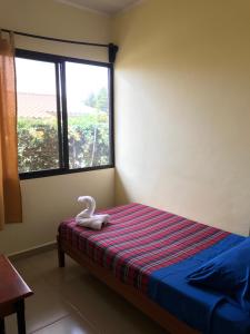 a bedroom with a bed with a swan toy on it at Pacandé Apartamentos in Boquete
