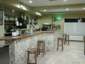 Valles纳尔塞雅酒店的餐厅里的酒吧，配有吧台凳 更多21张照片