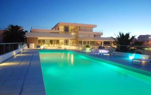 a house with a swimming pool in front of a building at El más cool de la península. Gala Puerto. in Punta del Este