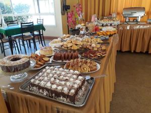un buffet con muchos tipos diferentes de comida en una mesa en Fragata Hotel, en Guarapari