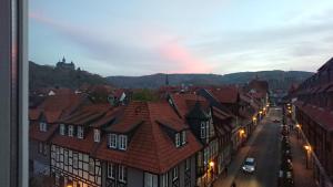 vistas a una ciudad con edificios y luces de calle en Garni-Hotel Alt Wernigeröder Hof, en Wernigerode