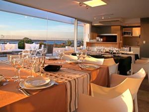 a dining room with a table with wine glasses at El más cool de la península. Gala Puerto. in Punta del Este