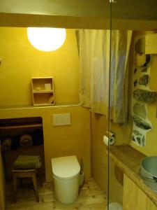 a small bathroom with a toilet and a window at Elément-Terre in Aigle
