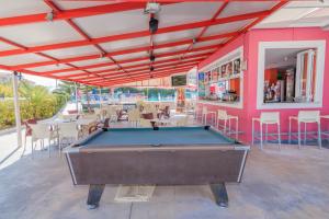 Stolní tenis v ubytování Dados Hotel nebo okolí