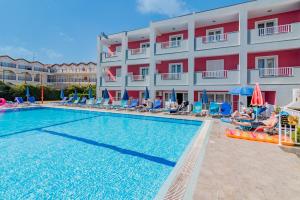 Bazén v ubytování Dados Hotel nebo v jeho okolí
