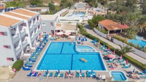 Bazén v ubytování Dados Hotel nebo v jeho okolí