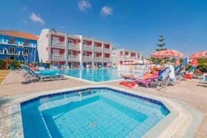 Bazén v ubytování Dados Hotel nebo v jeho okolí