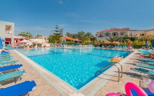 Bazén v ubytování Dados Hotel nebo v jeho okolí