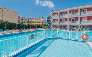 Bazén v ubytování Dados Hotel nebo v jeho okolí