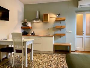 Kuchyň nebo kuchyňský kout v ubytování Porta Ronca - B&B, Suites & Apts