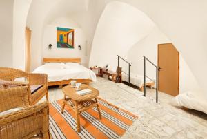 ナザレにあるFauzi Azar by Abrahamのベッドルーム1室(ベッド1台、ソファ、テーブル付)