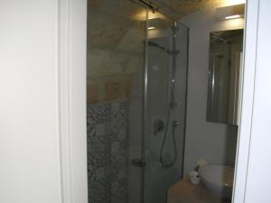 ein Bad mit einer Dusche und einem Waschbecken in der Unterkunft Romi' in Polignano a Mare