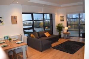倫敦的住宿－London City Island 3 Bedroom Luxury Apartments, Canary Wharf，客厅配有沙发和桌子