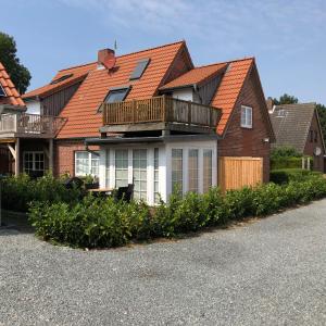 フェーマルンにあるDie 5 Ferienwohnungen der Familie Weberのオレンジ色の屋根の家