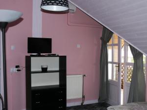 Televízia a/alebo spoločenská miestnosť v ubytovaní Familia Apartman 304