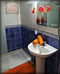 Ένα μπάνιο στο Casa Orange Piscine Terrasse Parking