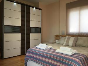 ピノス・ヘニルにあるDúplex del Ríoのベッドルーム1室(ベッド1台、タオル2枚付)