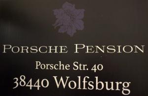 una señal que dice pocomokeinsitutionpora en Porschepension, en Wolfsburg